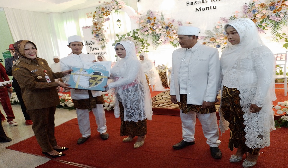 Bupati Sri Mulyani secara simbolis menyerahkan mahar kepada pasangan pengantin di acara resepsi yang digelar Baznas Klaten 