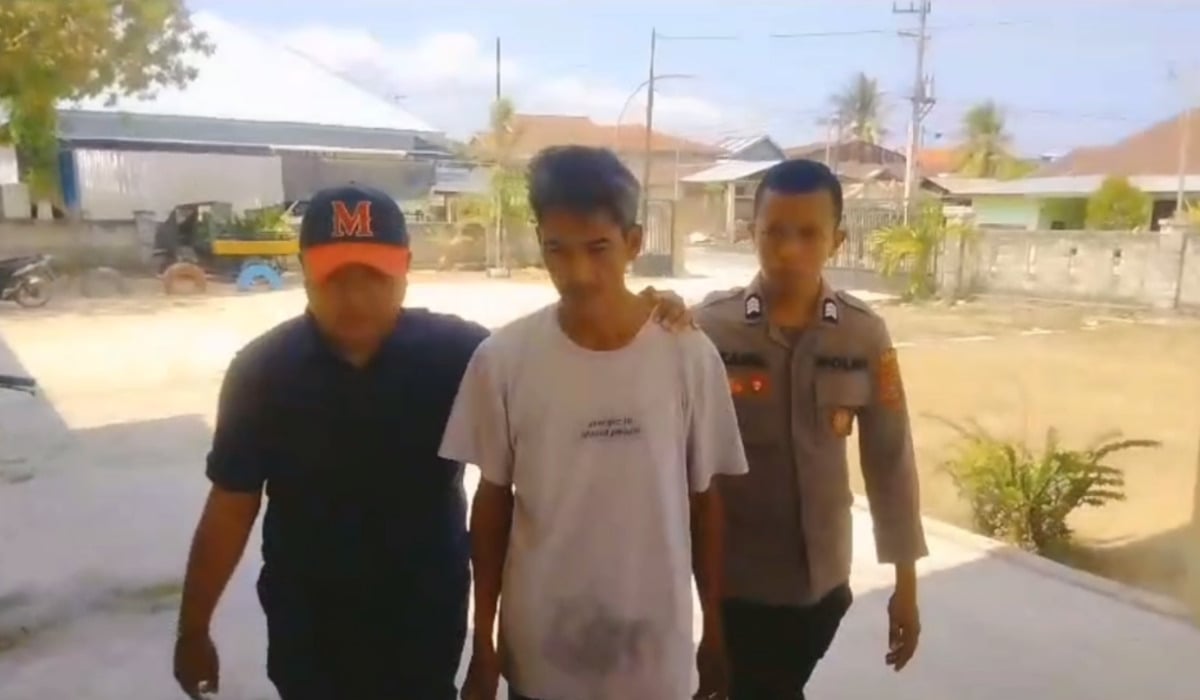 Kanafi Muntalib (tengah) pelaku pencabulan anak tiri hingga hamil di Buton Tengah, Sulawesi Tenggara.