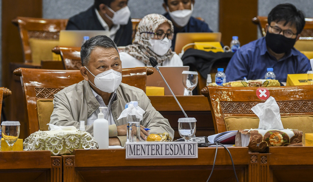 Menteri Energi dan Sumber Daya Mineral Arifin Tasrif (kiri) memberikan paparannya saat mengikuti Rapat Kerja dengan Komisi VII DPR RI.