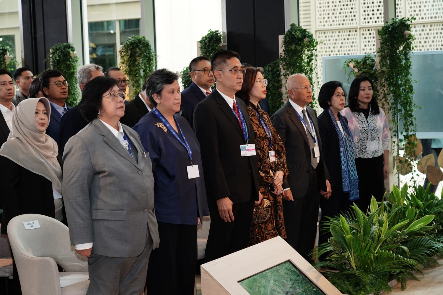 Menteri LHK RI Siti Nurbaya dan Wakil Ketua MPR, Lestari Moerdijat pada di COP28, Dubai, UEA, Kamis (30/11/2023).  