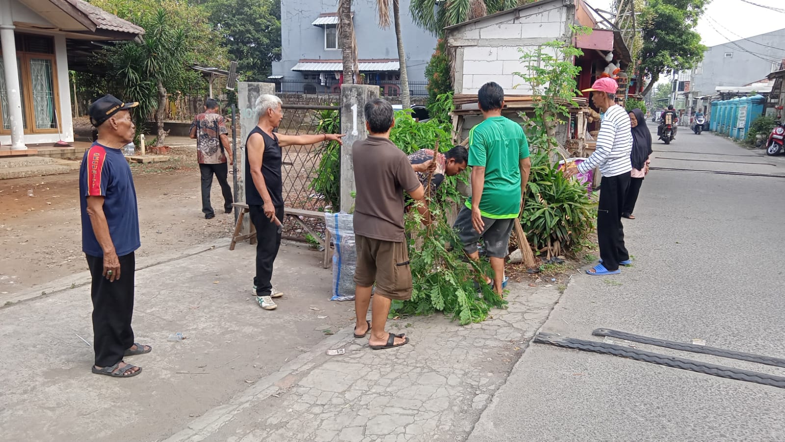 Warga Kelurahan Kedaung, Pamulang, Tangerang Selatan, menggelar kerja bakti dalam rangka memperingati hari jadi ke-85 tahun.