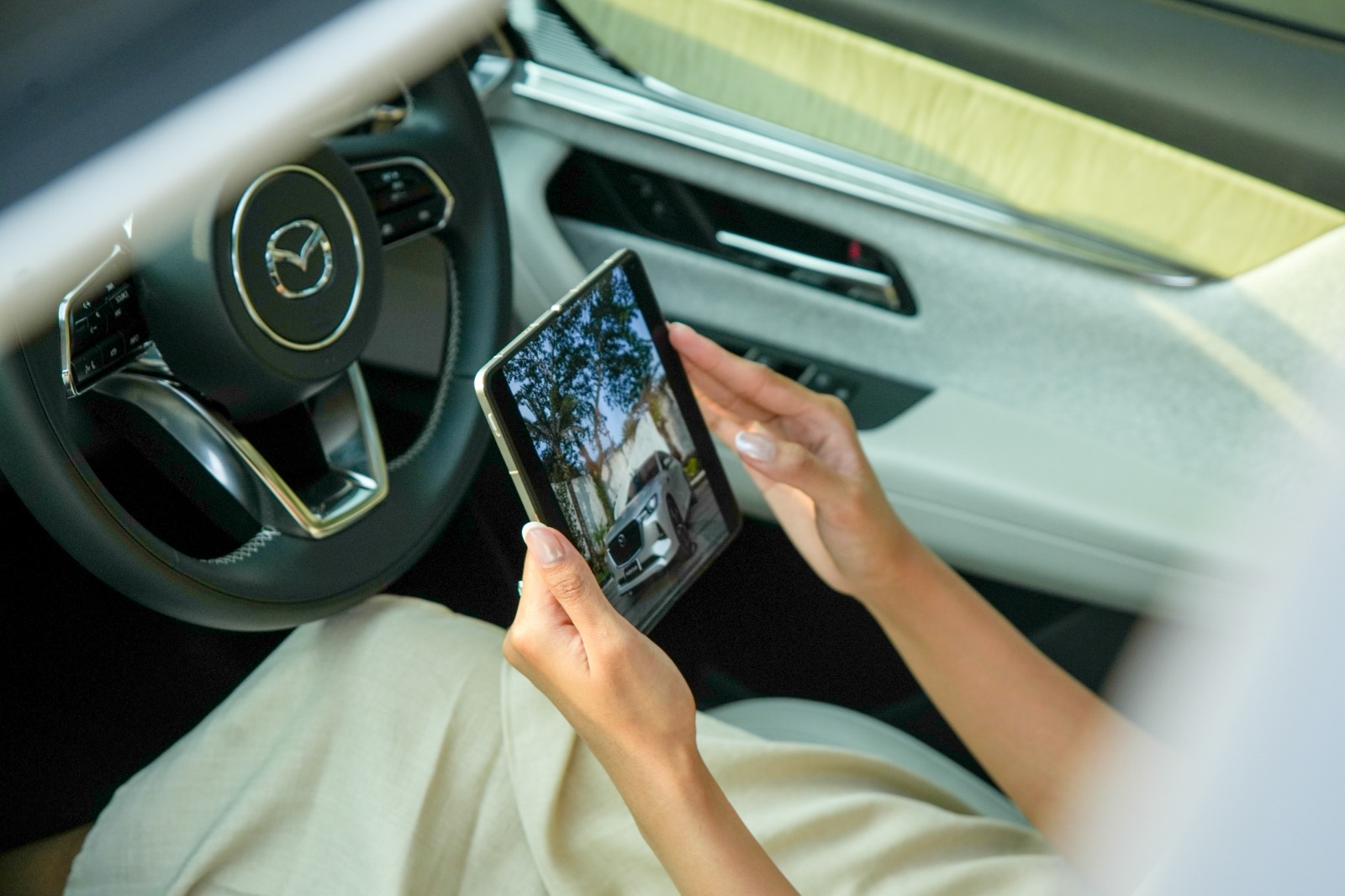 Layar yang lebar pada OPPO Find N3 nampak stylish dan menawan.