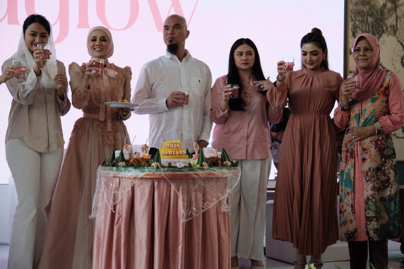 Penyanyi sekaligus politikus Mulan Jameela, merambah ke dunia bisnis, dengan meluncurkan sebuah produk minuman suplemen kolagen.