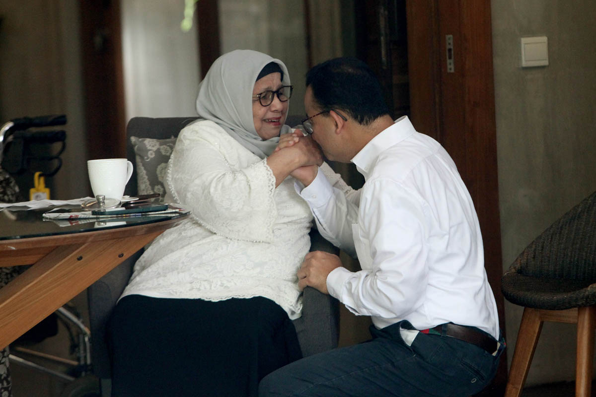 Anies Sungkem ke Ibunda Sebelum Memulai Kampanye