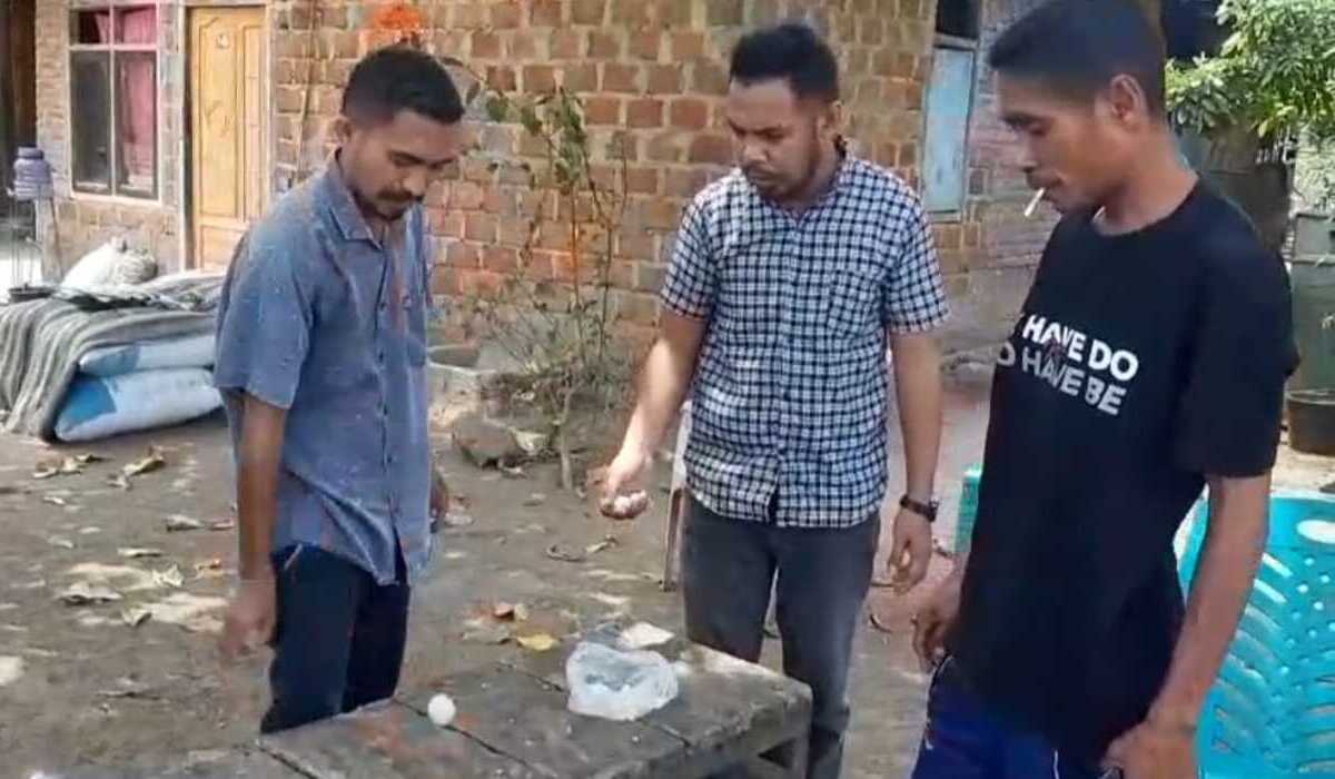 Kepala Desa Desa Bour, Conradus T.L Sura mencoba memantulkan gumpalan besar yang diduga plastik.