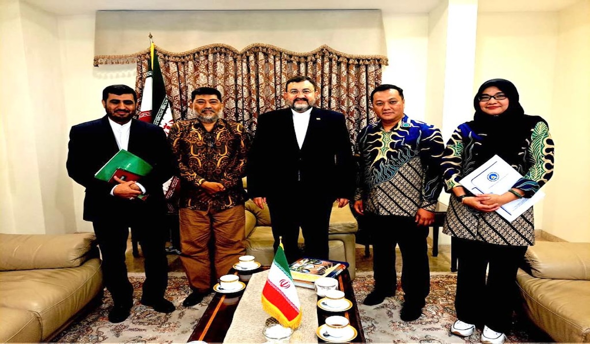 Duta Besar Iran, Mohammad Boroujerdi (tengah), Rektor UMRAH, Prof. Agung Dhamar Syakti (kedua kanan) dan Mohammad Reza Ebrahimi (kiri)