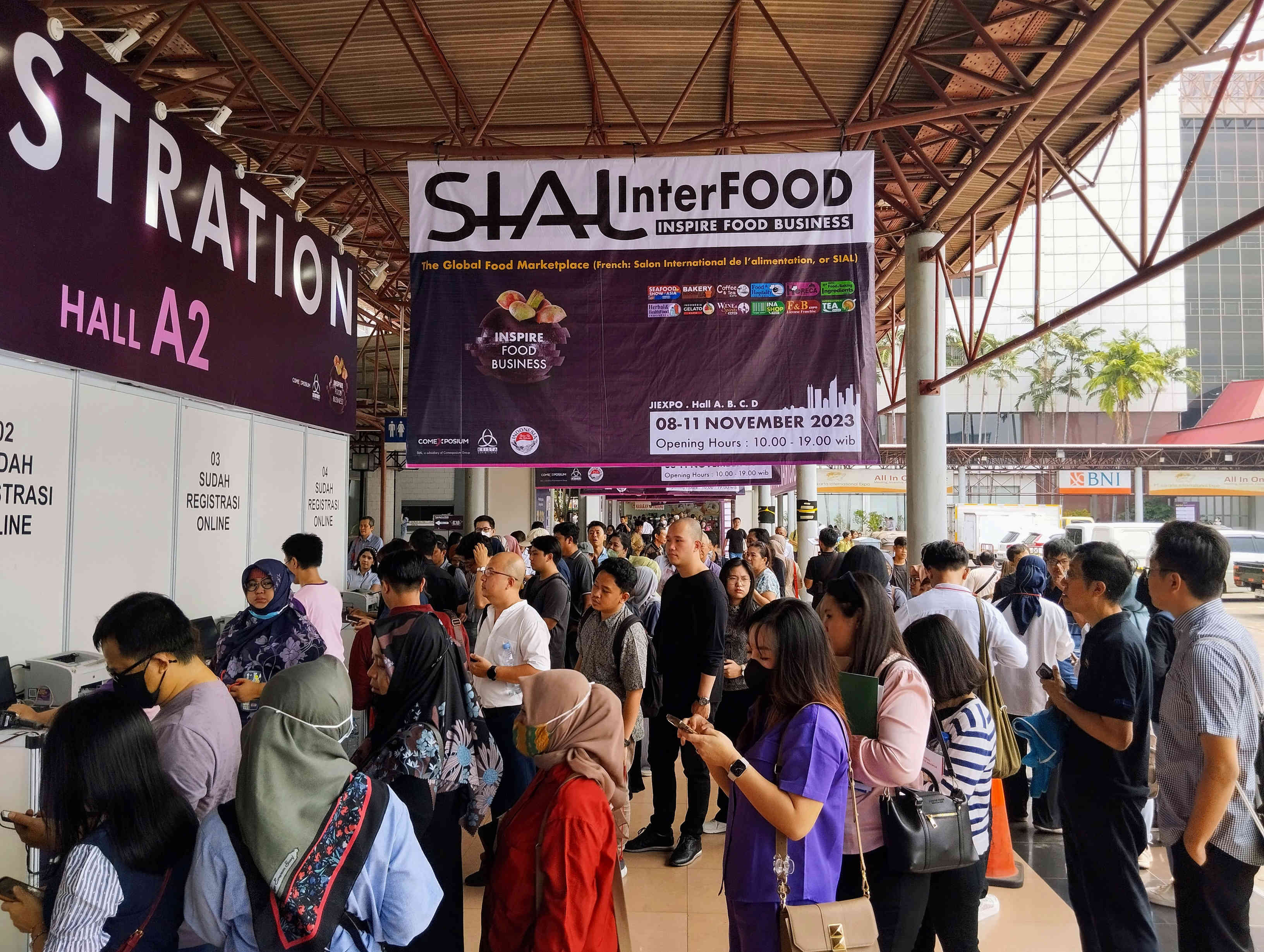 Masyarakat mengunjungi pameran SIAL Interfood 2023