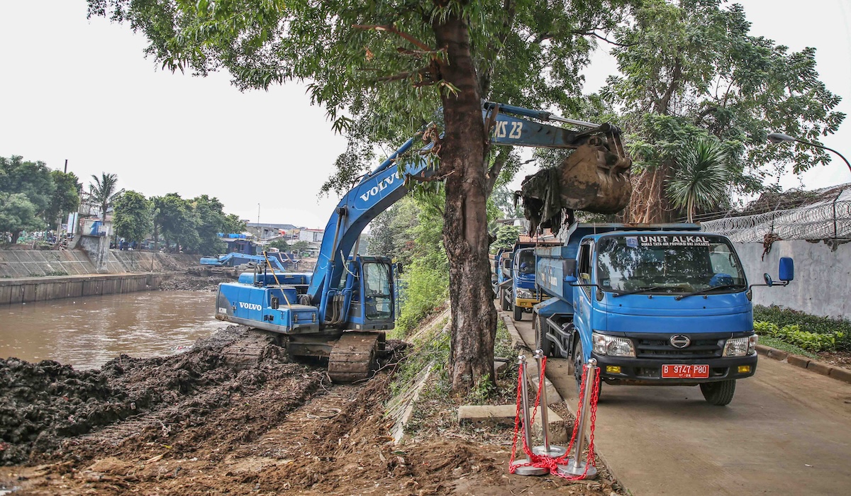 petugas DInas SDA DKI Jakarta melakukan pengerukan Kali Ciliwung untuk mengantisipasi bencana hidrometeorologi