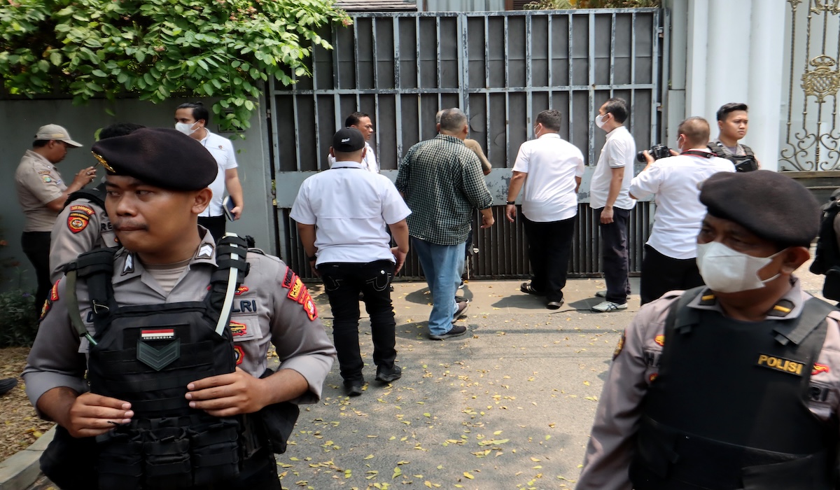 Personel polisi saat melakukan penggeledahan di kediaman Firli Bahuri