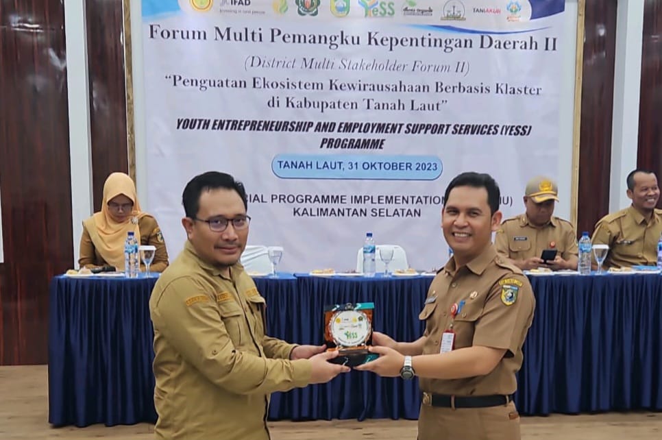 Kepala SMKPPN Banjarbaru, Budi Santoso (kiri) saat menghadiri Forum Multi Pemangku Kepentingan Daerah II di Tanah Laut, Kalsel. 