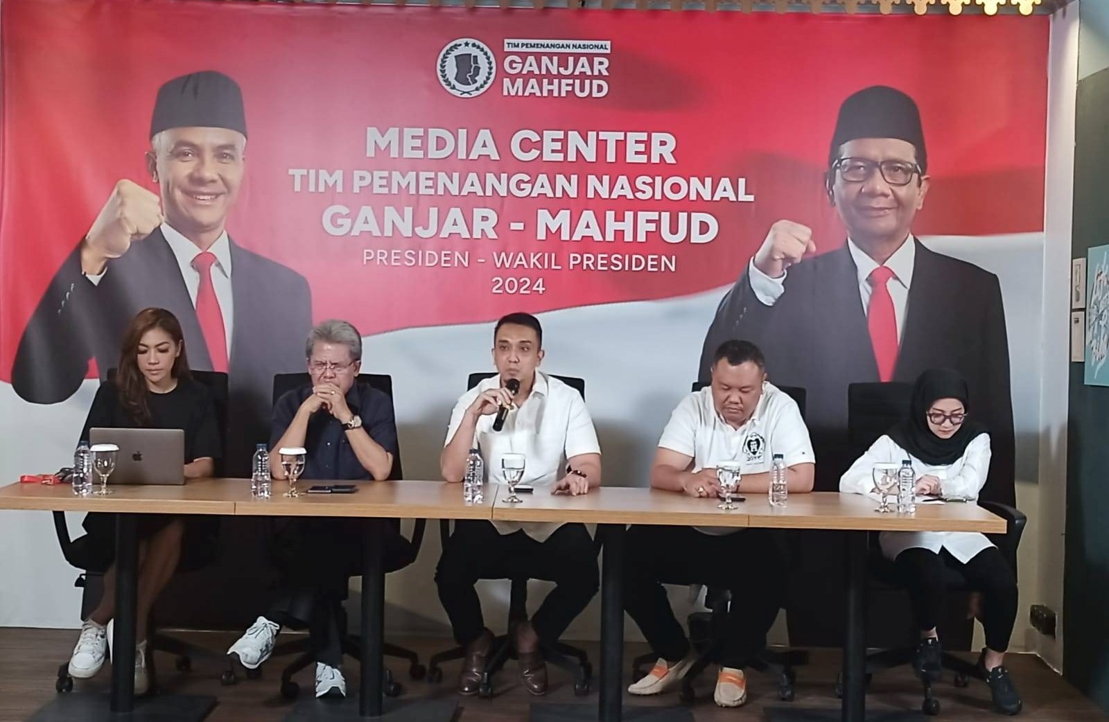 Tim Pemenangan Nasional Ganjar-Mahfud akan segera mendirikan pos pengaduan menyampaikan untuk meninjau netralitas aparat dalam Pemilu 2024.