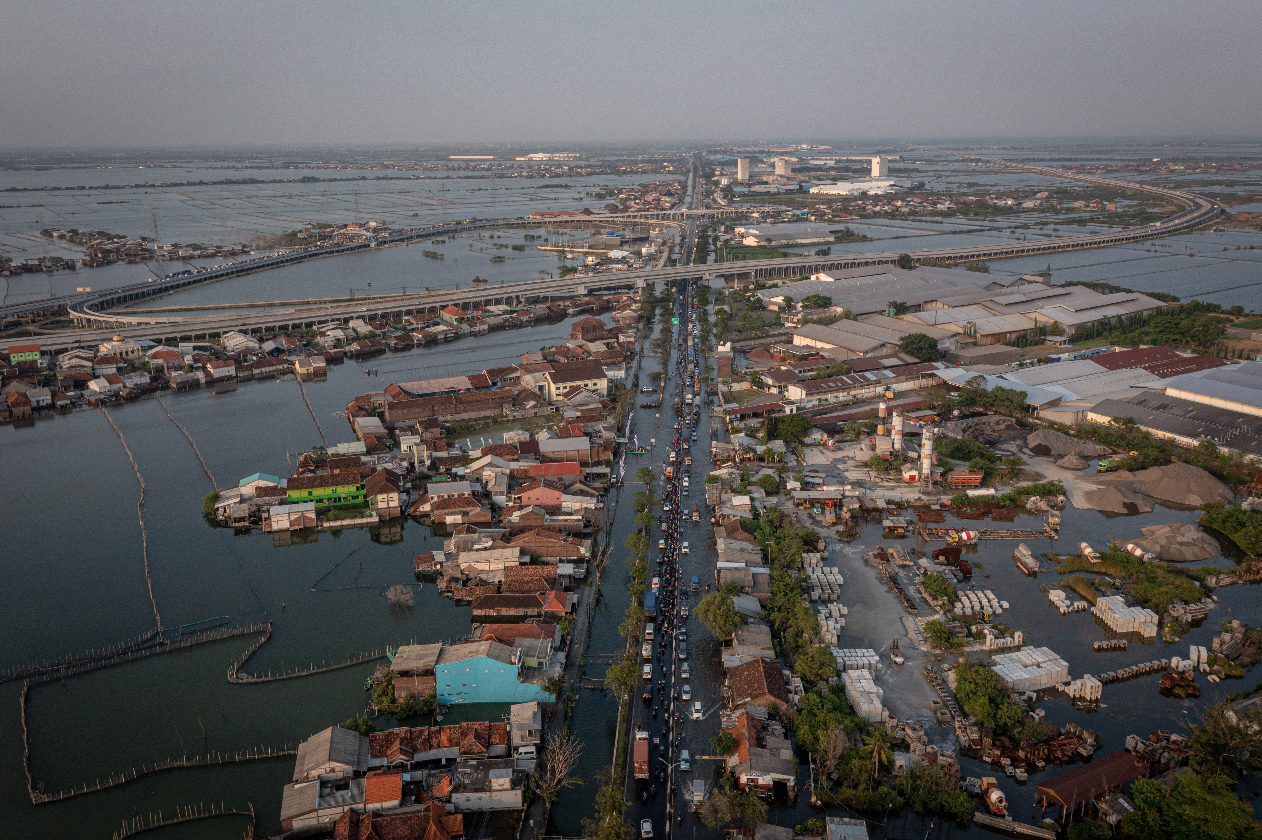 Jalur Pantura Demak KM 10, Sayung, Demak, Jawa Tengah, Sabtu (13/5), terendam banjir rob. 