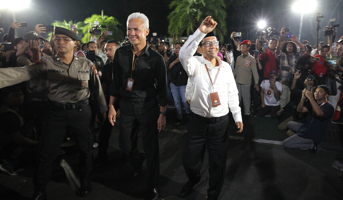 Calon Presiden dan Calon Wakil Presiden Ganjar Pranowo (kiri) dan Mahfud MD.