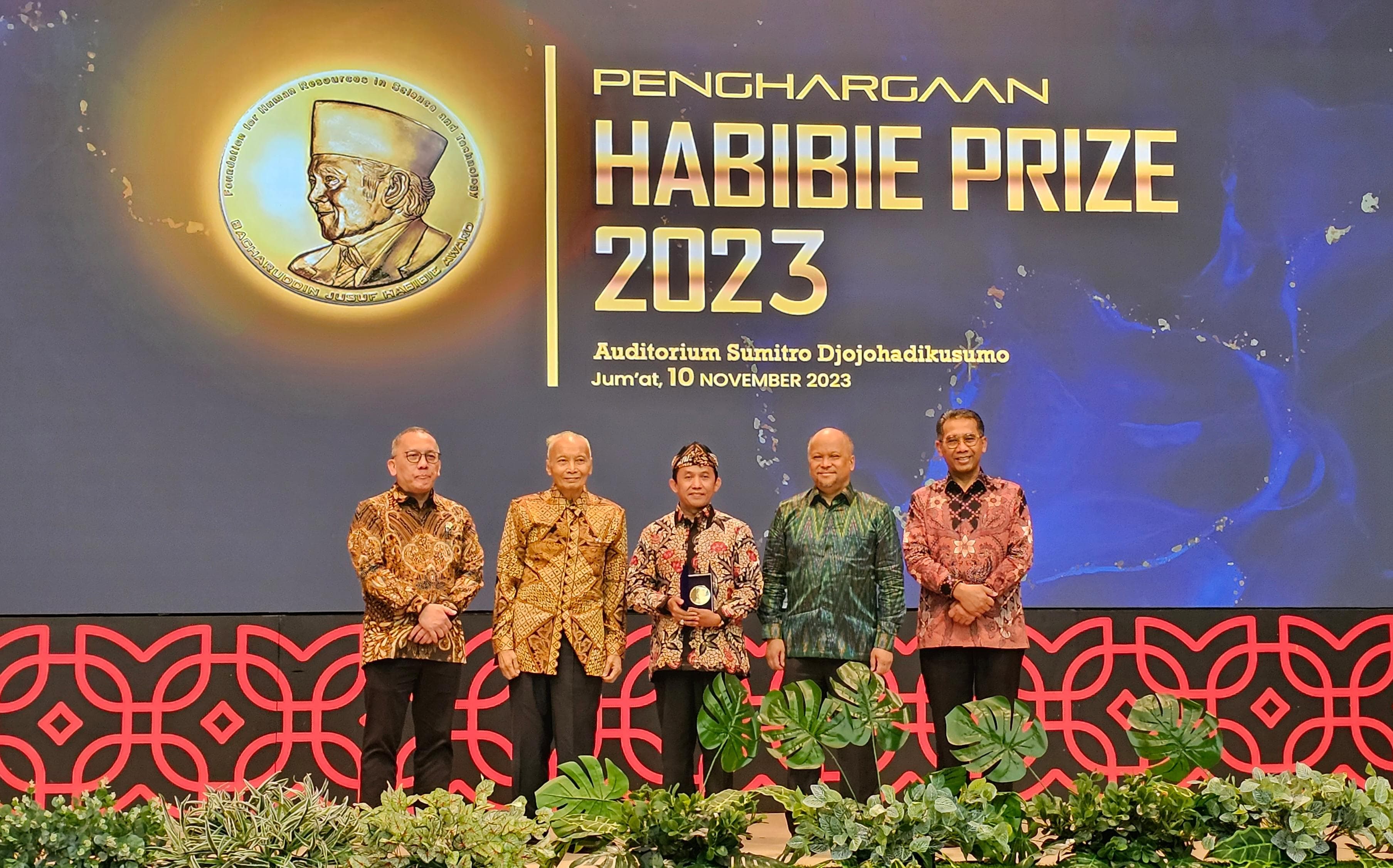 Guru Besar Bidang Filologi UIN  Syarif Hidayatullah Jakarta, Prof Oman Fathurahman (tengah) meraih Habibie Prize bidang Ilmu Filsafat.