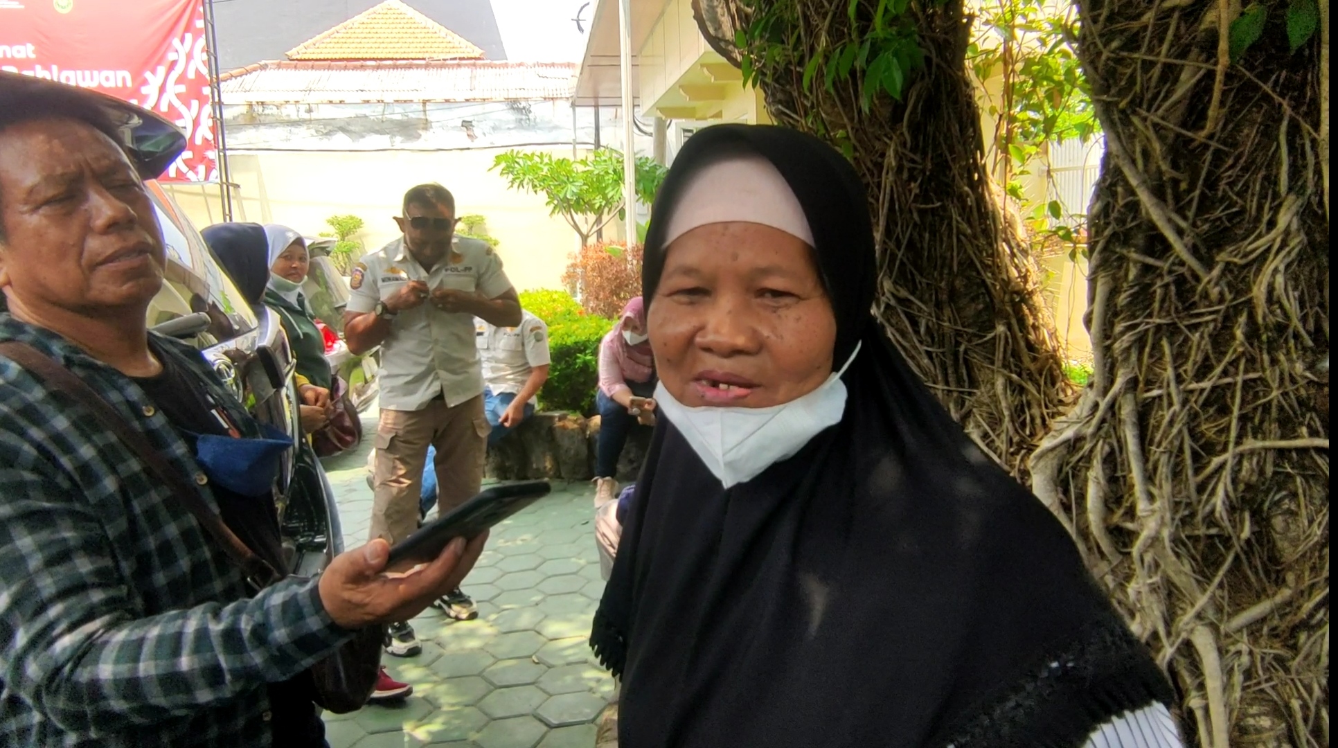  Wiwik Winarti (kanan)_ tetangga yang melaporkan Masriah. 