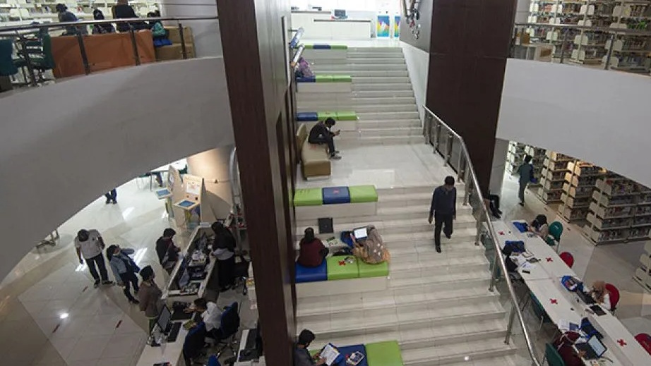 ejumlah pengunjung membaca buku di Perpustakaan Nasional (Perpusnas) RI, Jakarta.