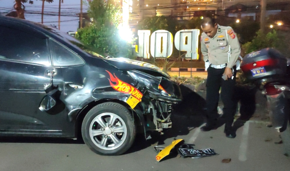 Mobil pelaku tabrak lari yang menabrak sejumlah kendaraan di Lembang, Kabupaten Bandung Barat, diamankan di Kantor Polsek Lembang. 