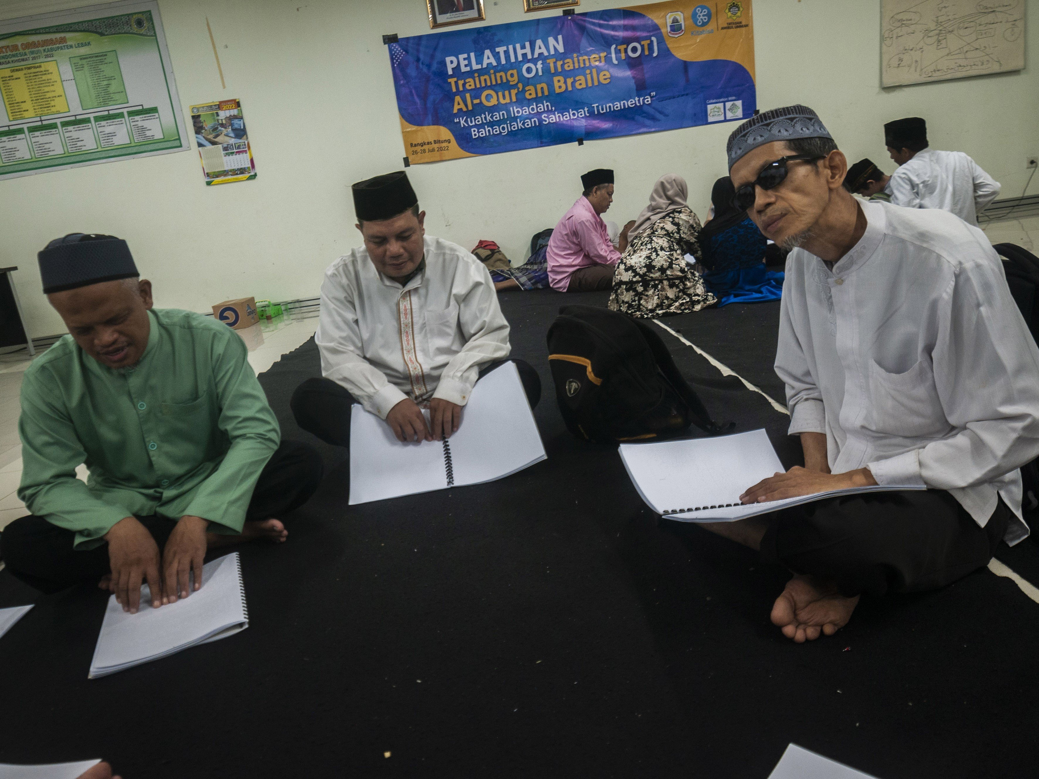 Penyandang disabilitas mengaji Al Quran Braille di Masjid Al-Araaf, Lebak, Banten, Rabu (27/7/2022).