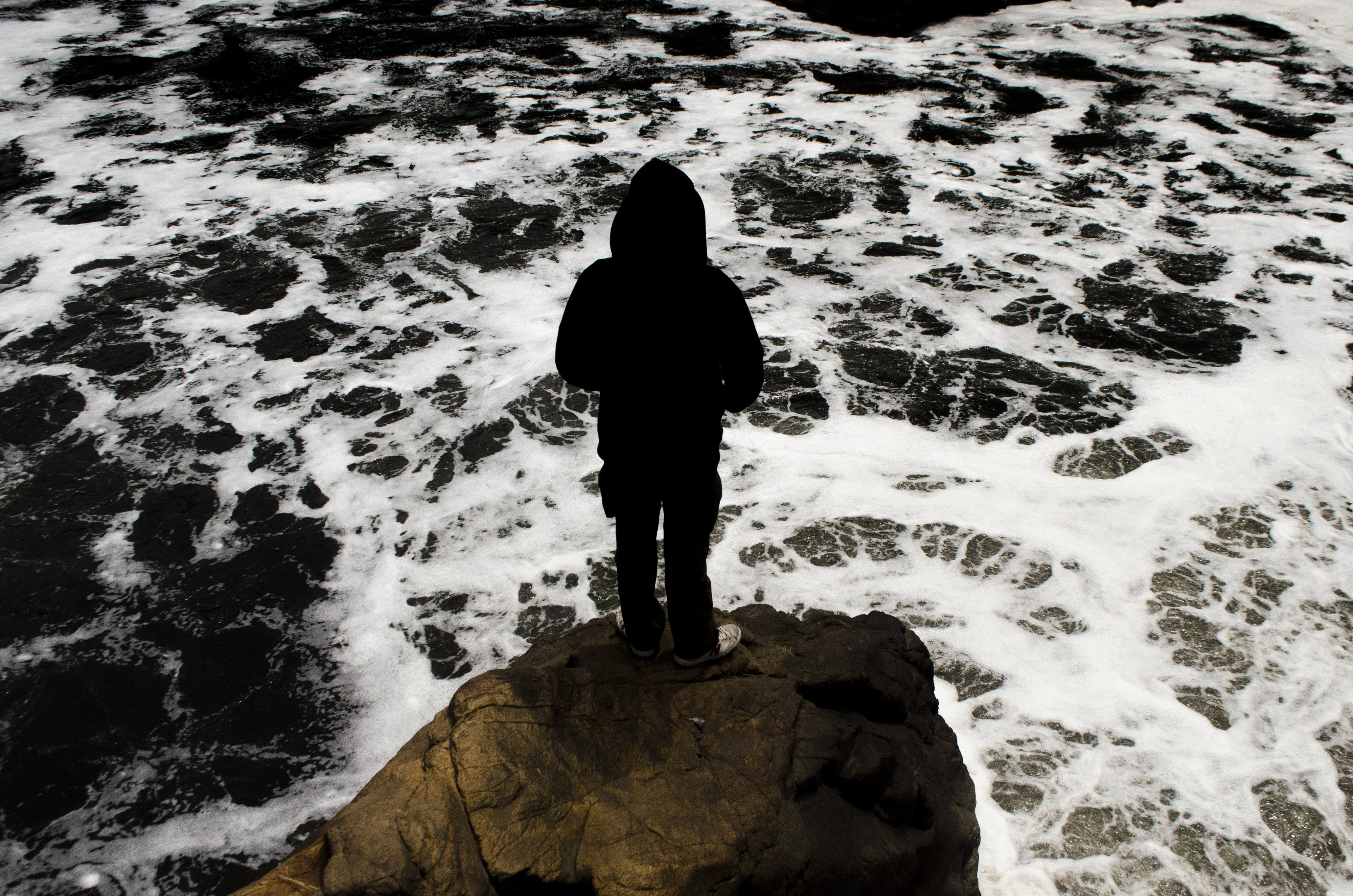 Seorang warga tengah melihat kondisi Sungai Citarum di wilayah Kabupaten Bandung Barat