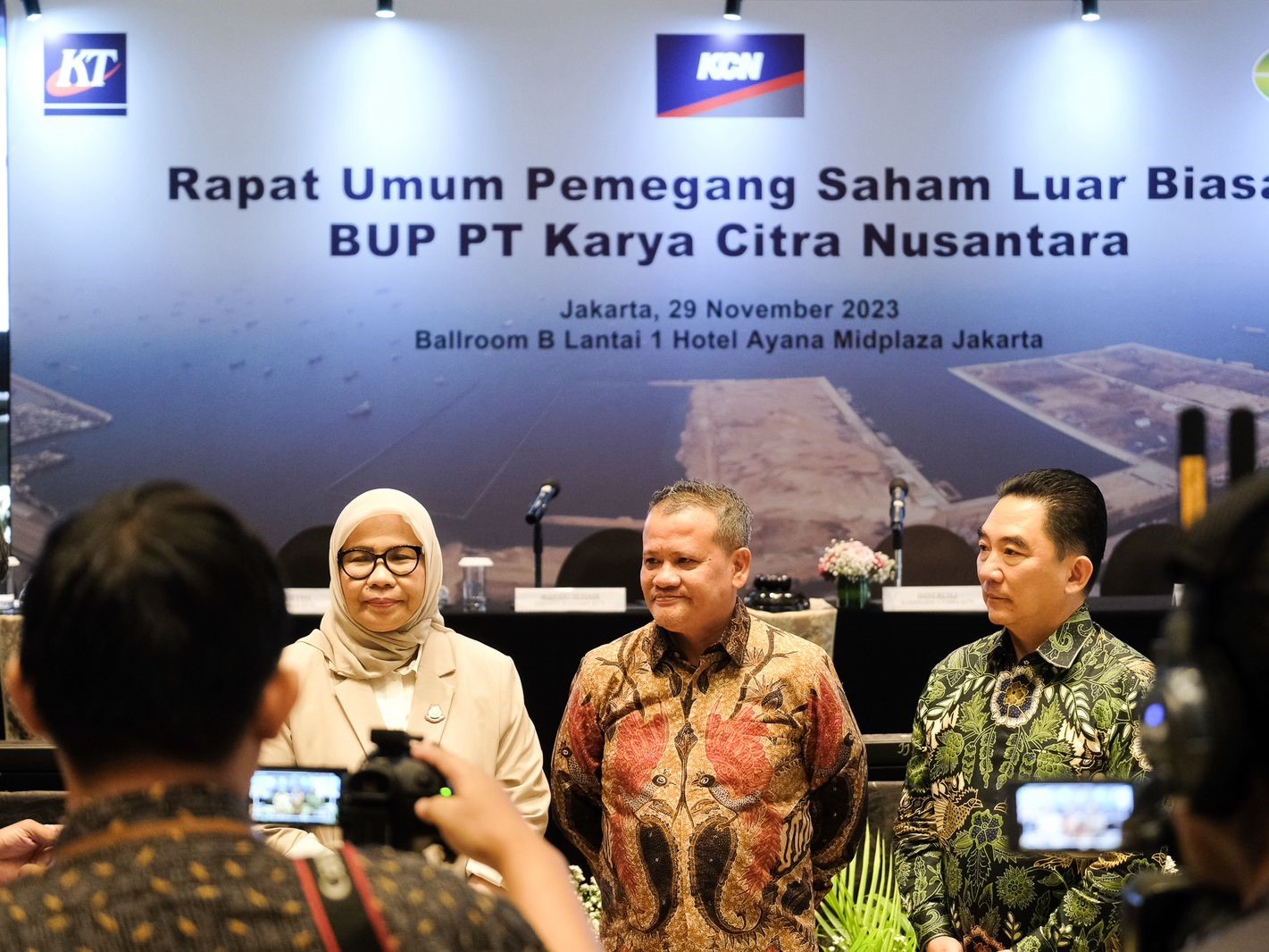 Direktur Utama KCN Widodo Setiadi (tengah).