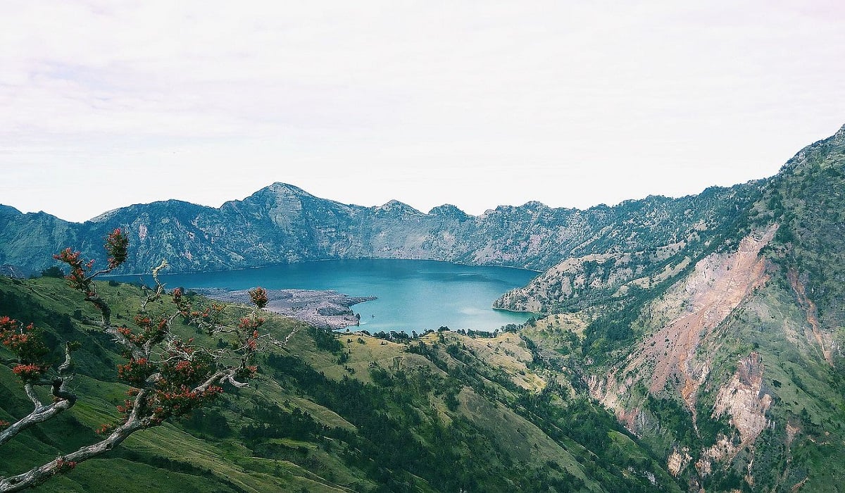 Ilustrasi lagu daerah NTB - Taman Nasional Gunung Rinjani 
