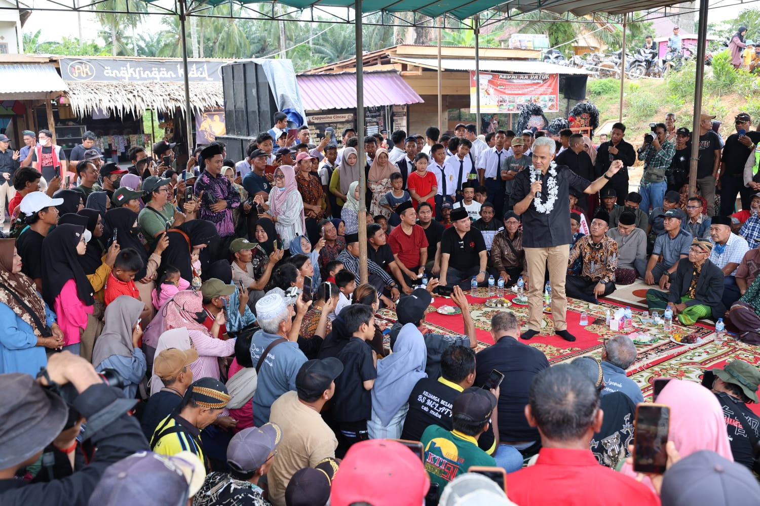 Ganjar Pranowo bersama warga transmigran