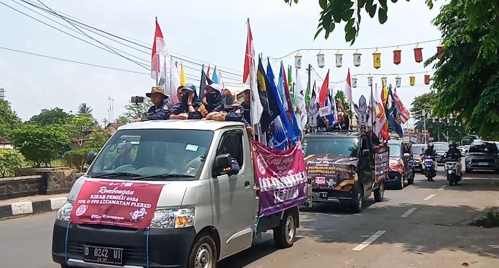 Bendera partai politik peserta Pemilu 2024 diarak keliling Purwakarta