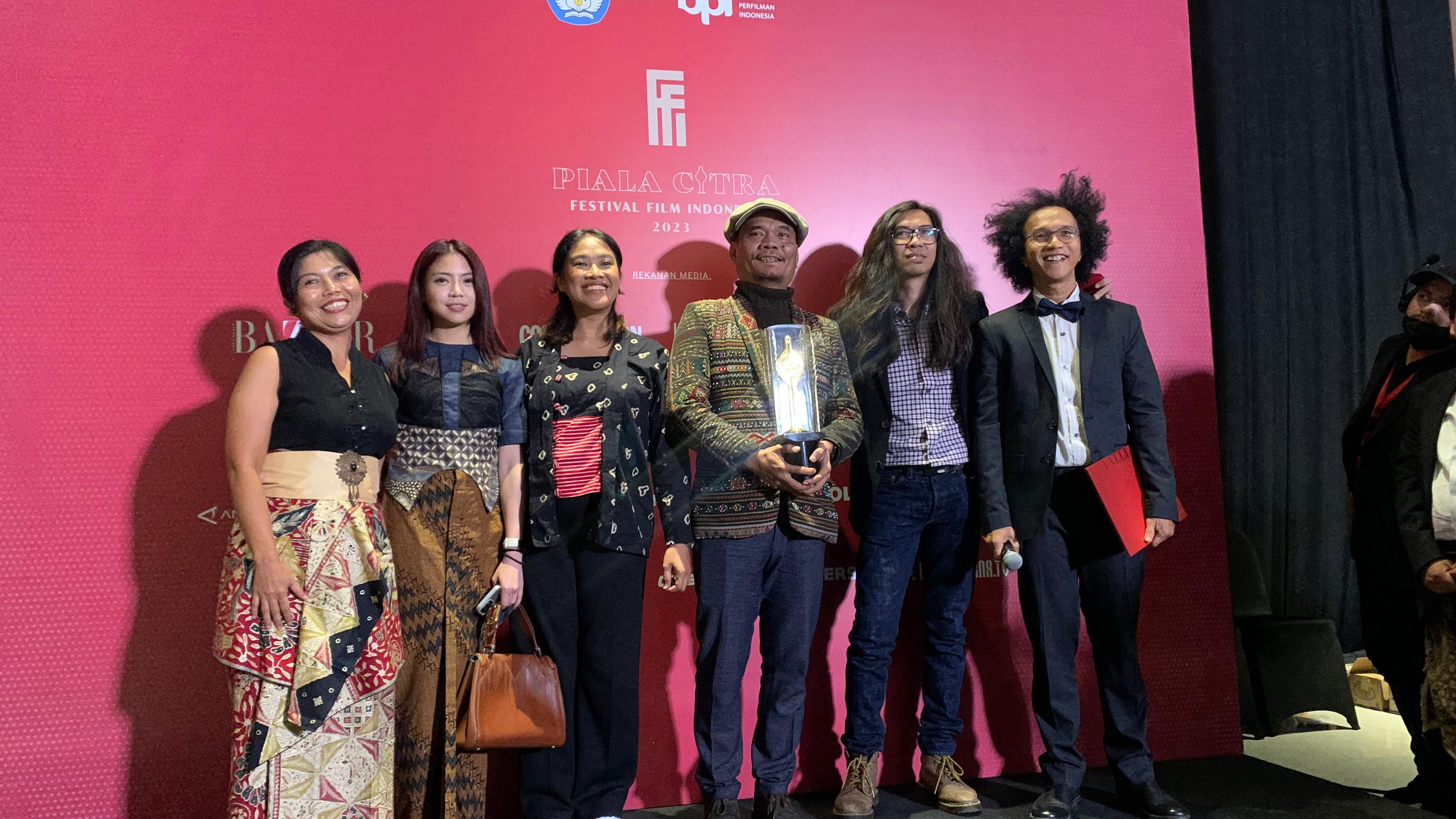 Film Evakuasi Mama Emola mengungguli film Bising, Bloody Rose, Payung Dara, Vania on Lima Street, dan Wongasu dalam FFI 2023.