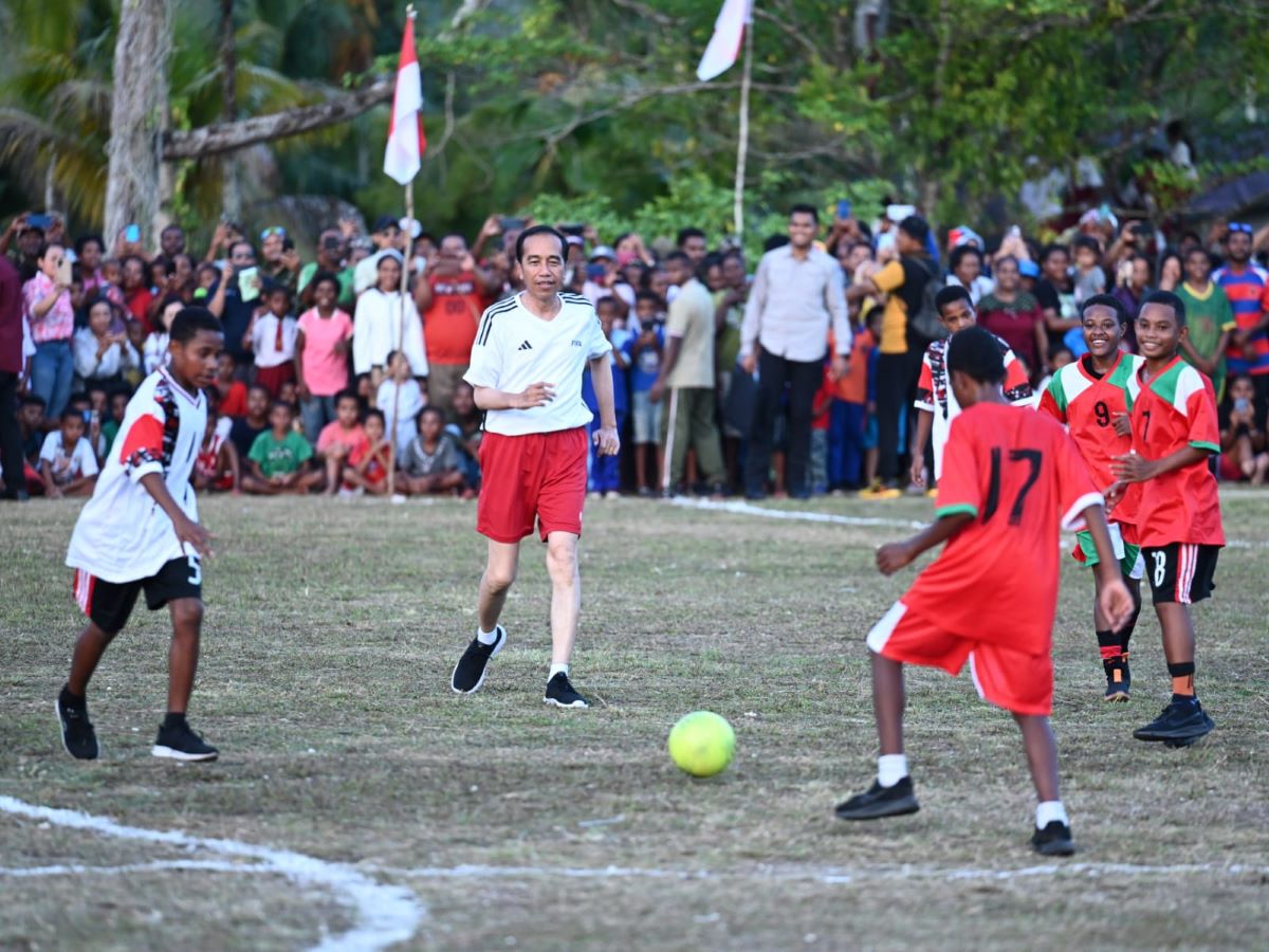 Presiden Jokowi bermain bola bersama para pelajar di Biak Numfor, Papua.