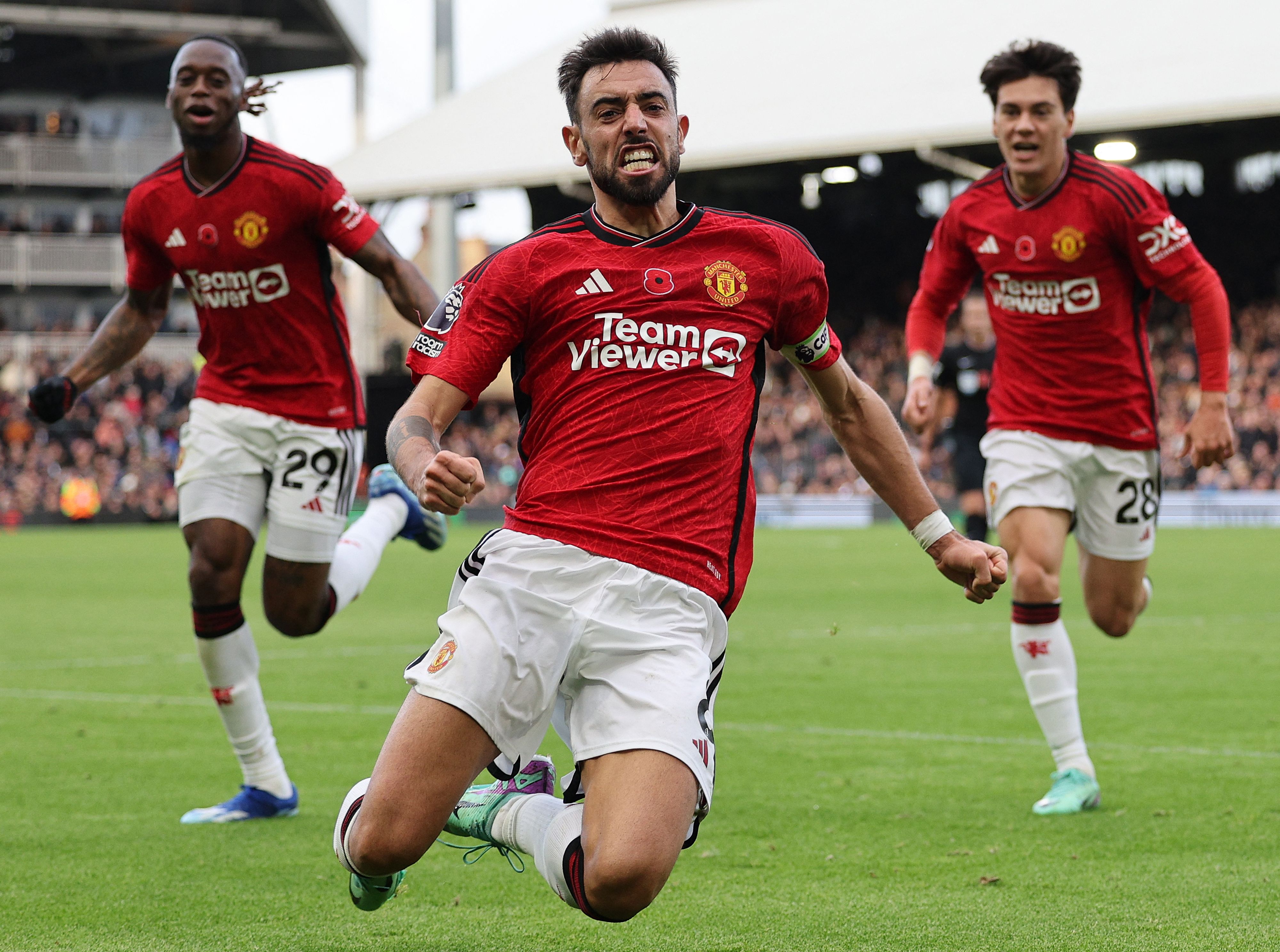 Bruno Fernandes (tengah).