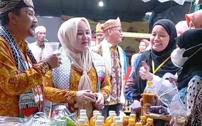 Pj Bupati Tanah Laut, Syamsir Rahman (kiri) membuka dan menghadiri kegiatan Pasar Rakyat 2023 di Tanah Laut, Kalimantan Selatan.