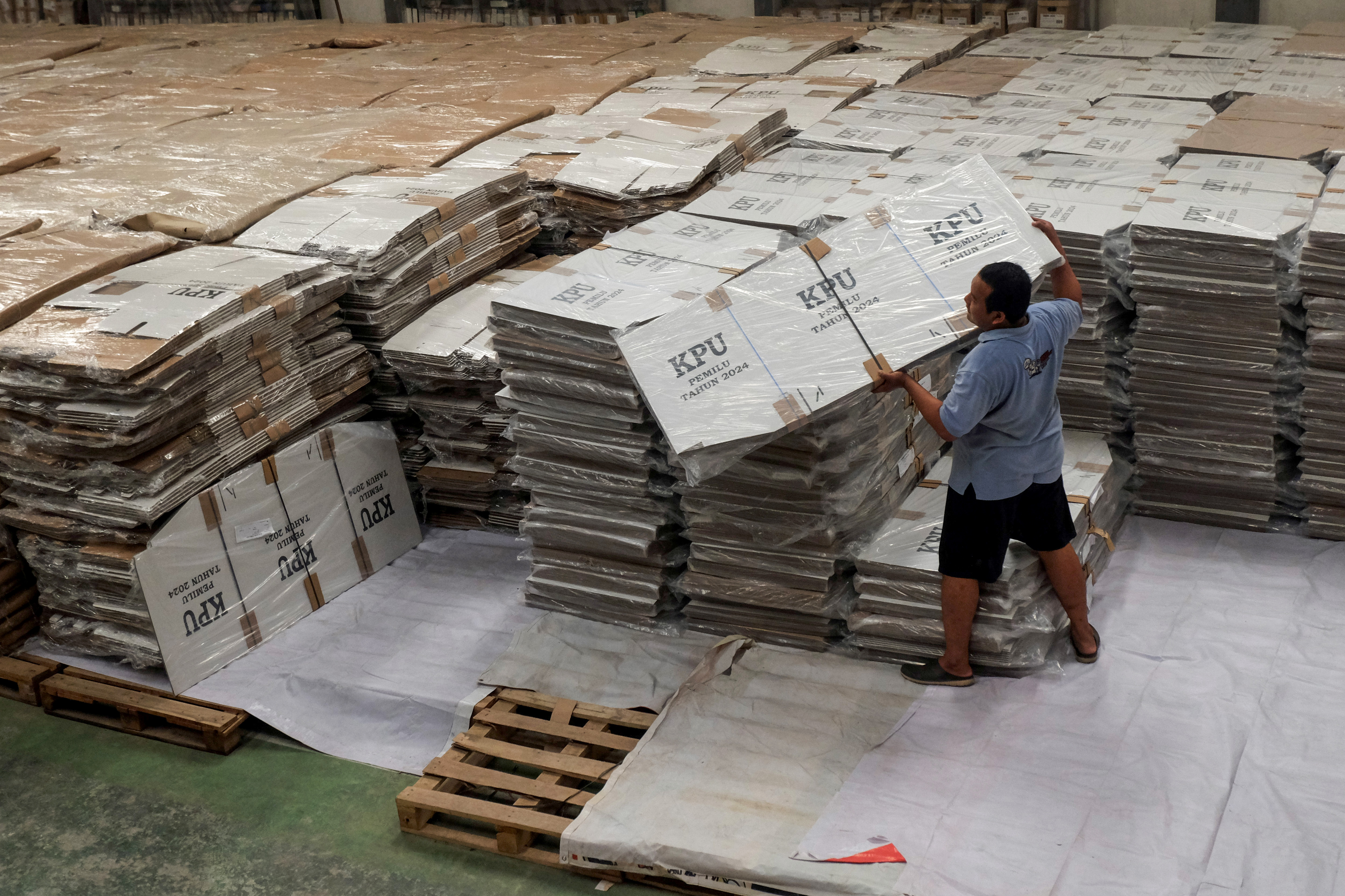  Petugas mengangkut bilik pemungutan suara Pemilu 2024 di gudang KPU