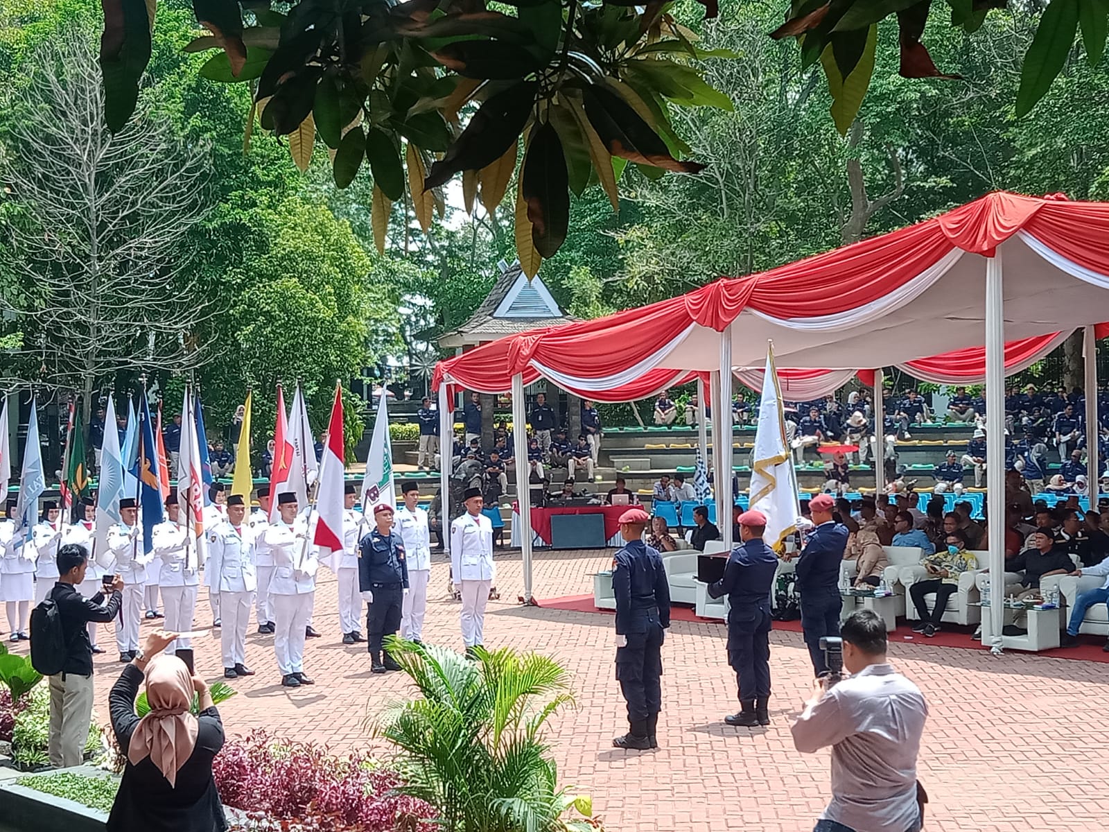 Penyerahan bendera 18 partai politik dari KPU Subang kepada KPU Purwakarta untuk sosialisasi Pemilu 2024