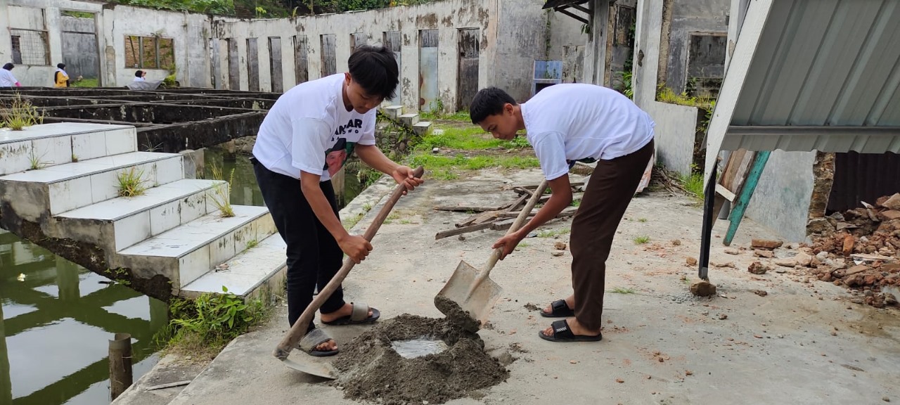 Sukarelawan SDG menggelar gotong royong sekaligus memberikan bantuan untuk renovasi Pondok Pesantren Saifullah