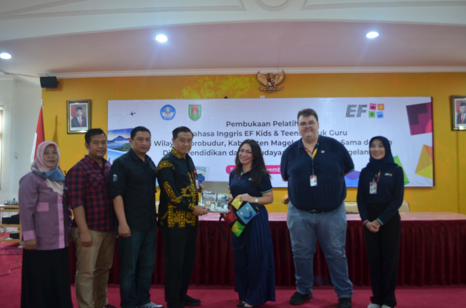 EF Kids & Teens Indonesia mengadakan program pelatihan bahasa Inggris untuk guru SD dan SMP di Magelang, Jateng.
