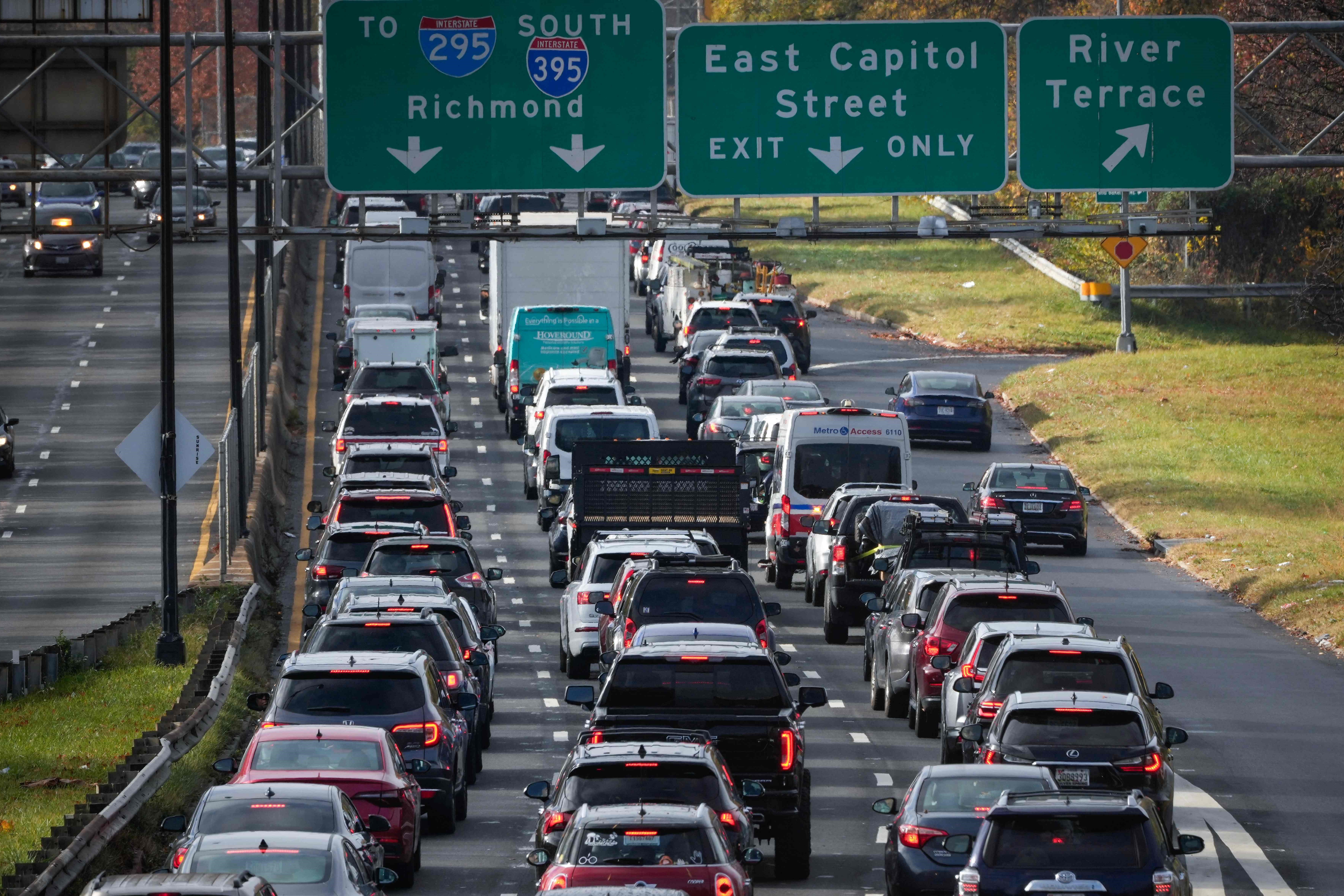 Lalu lintas padat bergerak di sepanjang Interstate 295 pada Rabu pagi 22 November 2023 di Washington, DC.