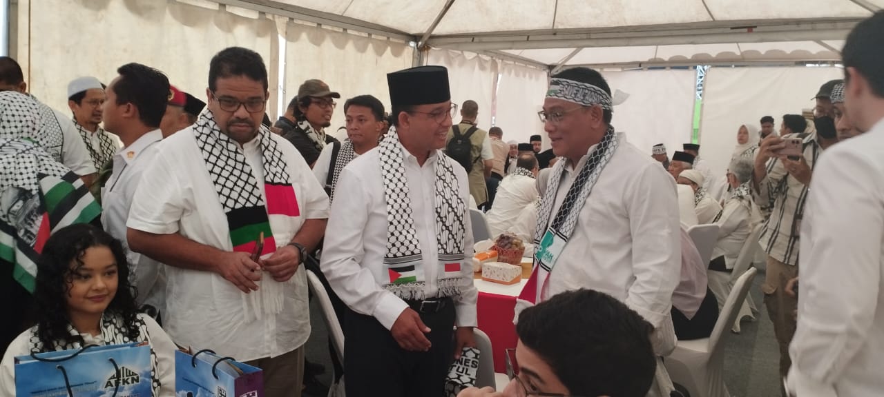 Tokoh buruh Jumhur Hidayat dan capres Anies Baswedan saat menghadiri acara Bela Palestina, di Monas, Jakarta, Minggu (5/11) pagi. 