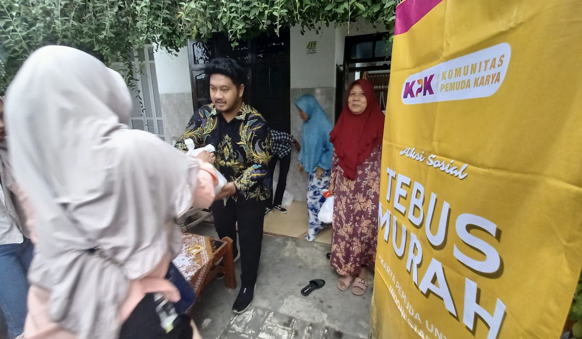Program tebus murah sembako yang digelar Komunitas Pemuda Karya