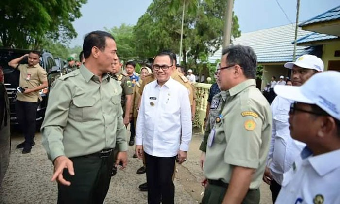 Mentan Andi Amran Sulaiman (kedua dari kiri) saat melakukan kunjungan kerja ke Banyuasin, Sumsel.