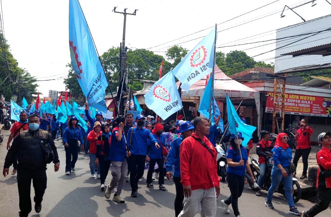 Buruh di Cimahi melakukan aksi turun ke jalan menuntut kenaikan upah 25%