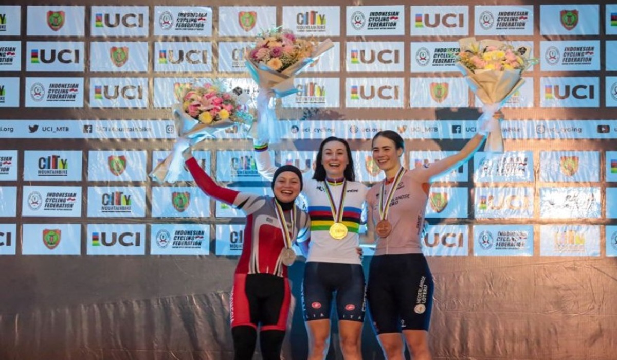 Atlet balap sepeda Indonesia Dara Latifah (kiri) usai meraih medali perak di Kejuaraan Dunia MTB.