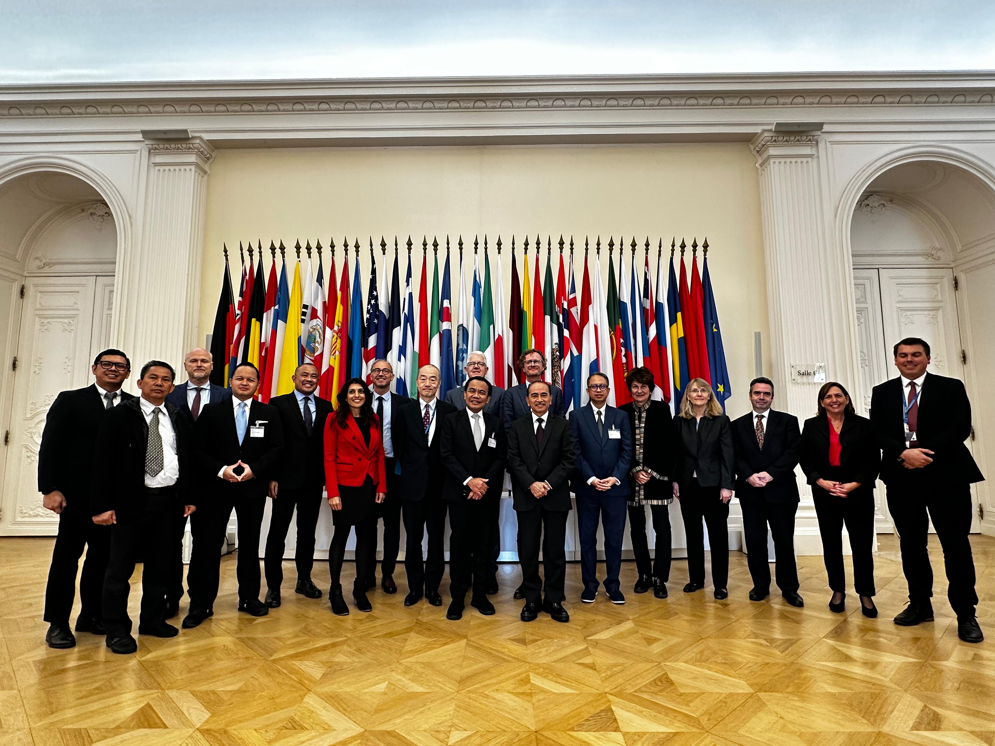  Delegasi Kemenko Perekonomian RI melakukan kunjungan kerja ke Markas Besar OECD di Paris, Prancis, Jumat (3/11).