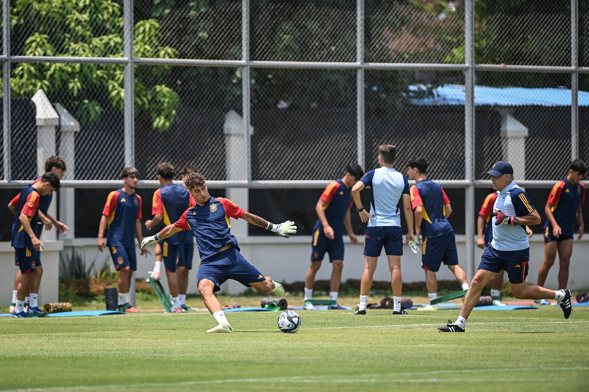 Penjaga Gawang Timnas Spanyol U-17 Raul Gimenez menendang bola saat mengikuti latihan di Lapangan Sriwaru, Solo, Jawa Tengah, Rabu (8/11).