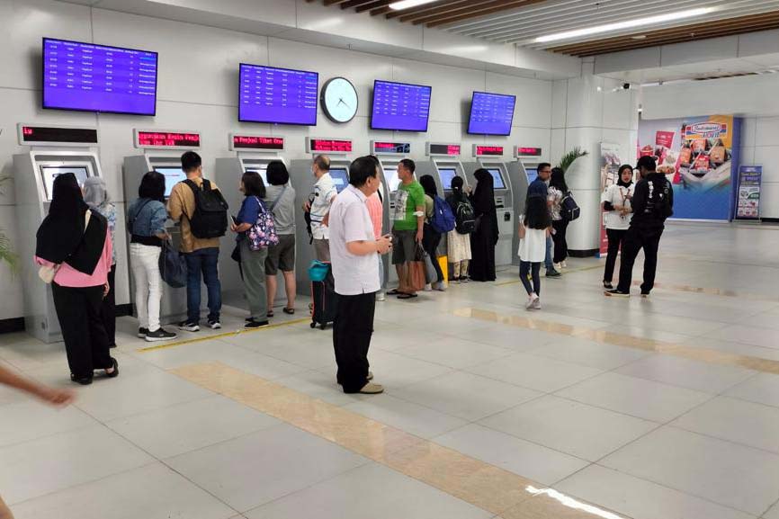 Suasana di Stasiun Kereta Cepat Halim, Jakarta, Sabtu (4/11) malam.