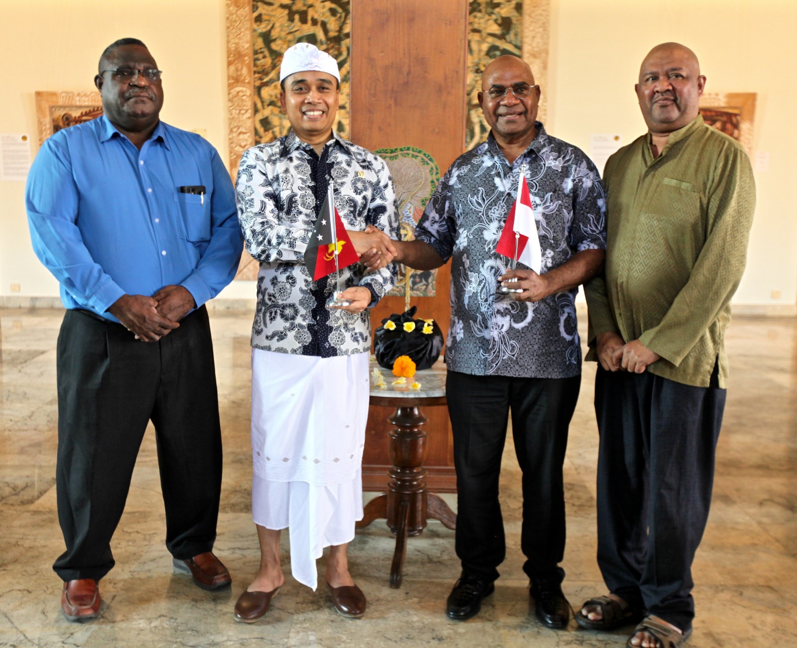 Wakil BKSAP DPR RI Putu Supadma Rudana (kedua dari kiri) dan Wakil Ketua Parlemen Papua Nugini, Johnson Wapunai (kedua dari kanan).