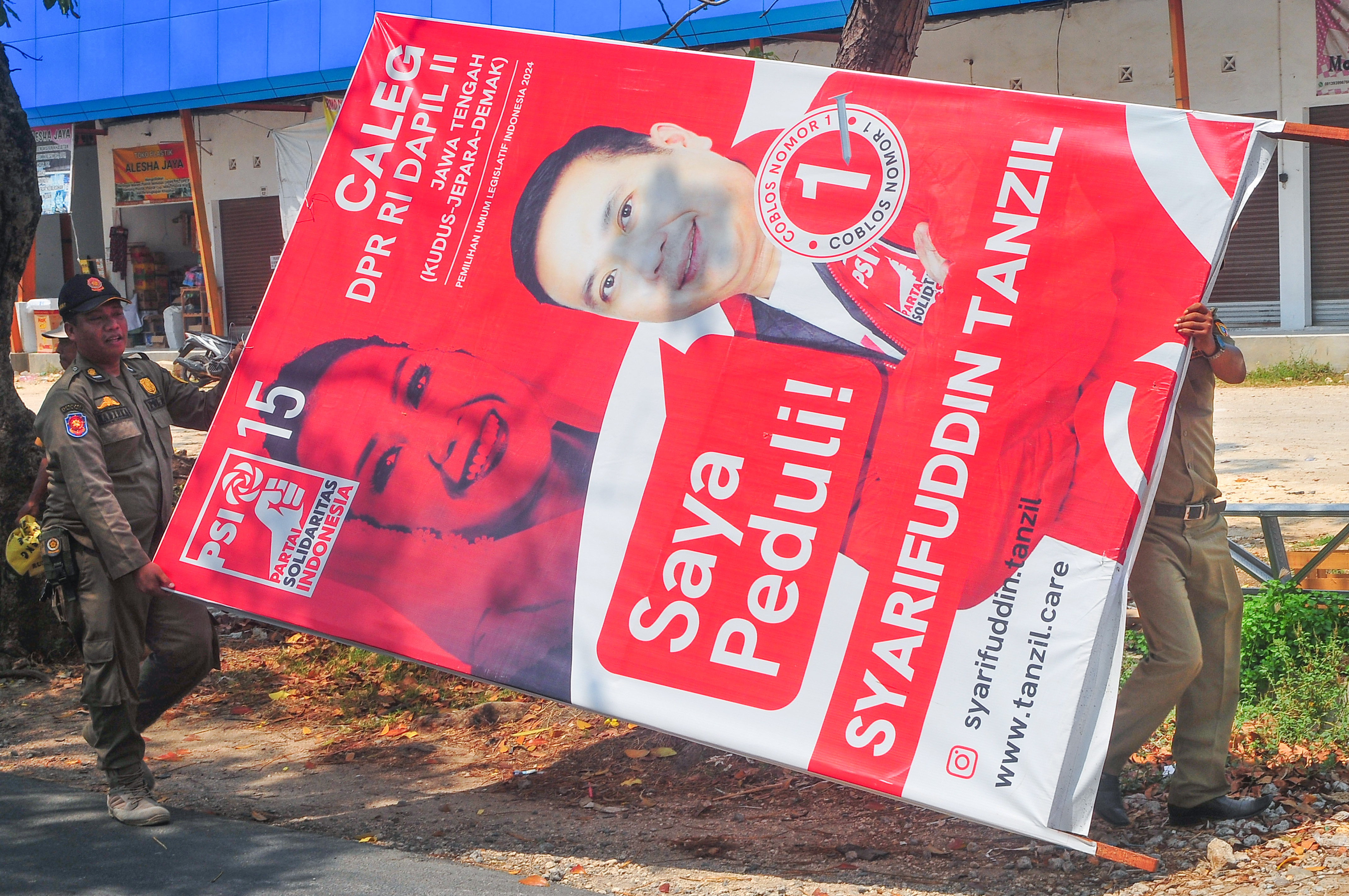 Bawaslu Kota Kupang Turunkan Ratusan Baliho Caleg yang Curi Start