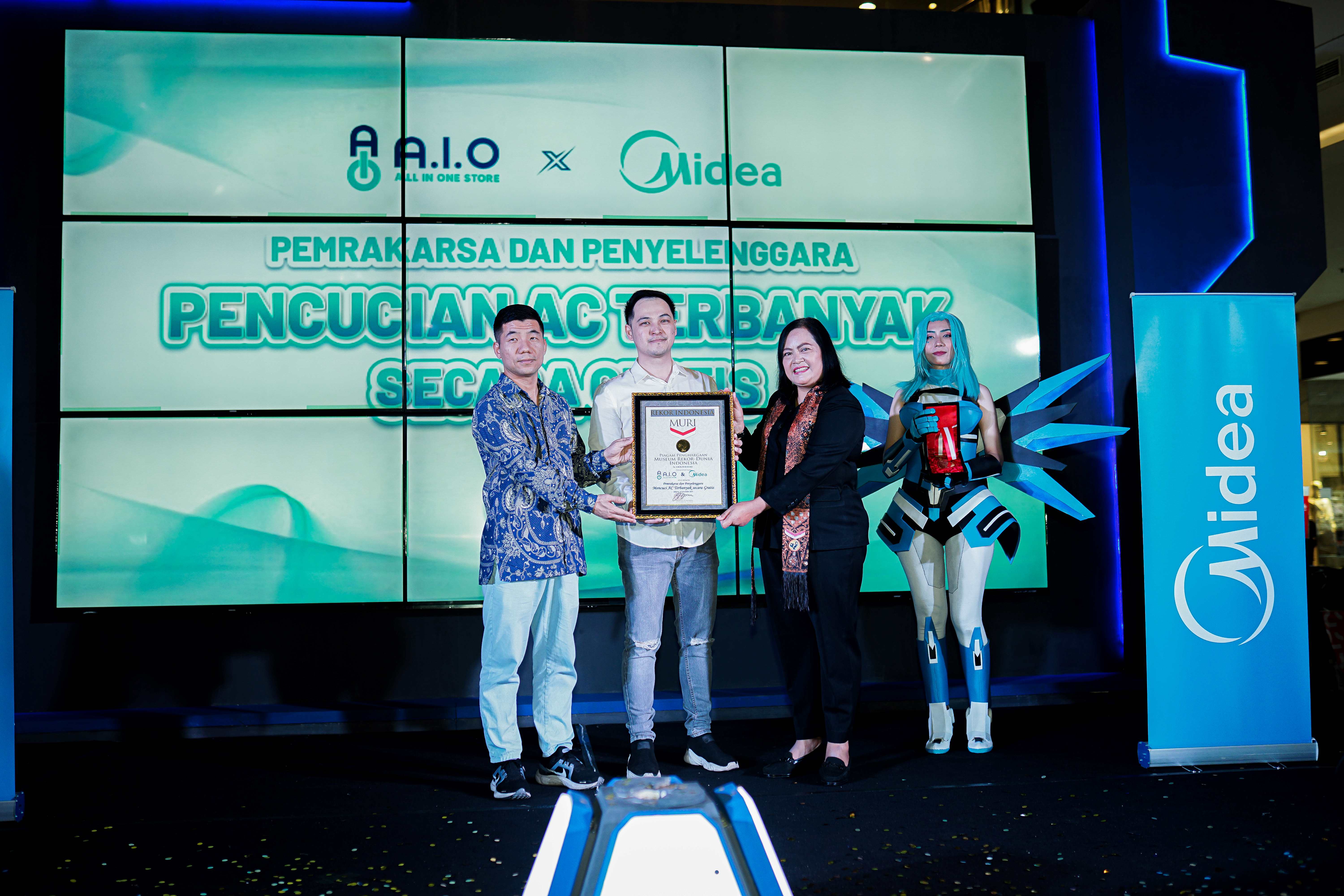 Midea Indonesia meraih rekor MURI dengan memecahkan rekor muri Cuci 2000 AC Gratis di Ciayumajukuning, Jawa Barat.