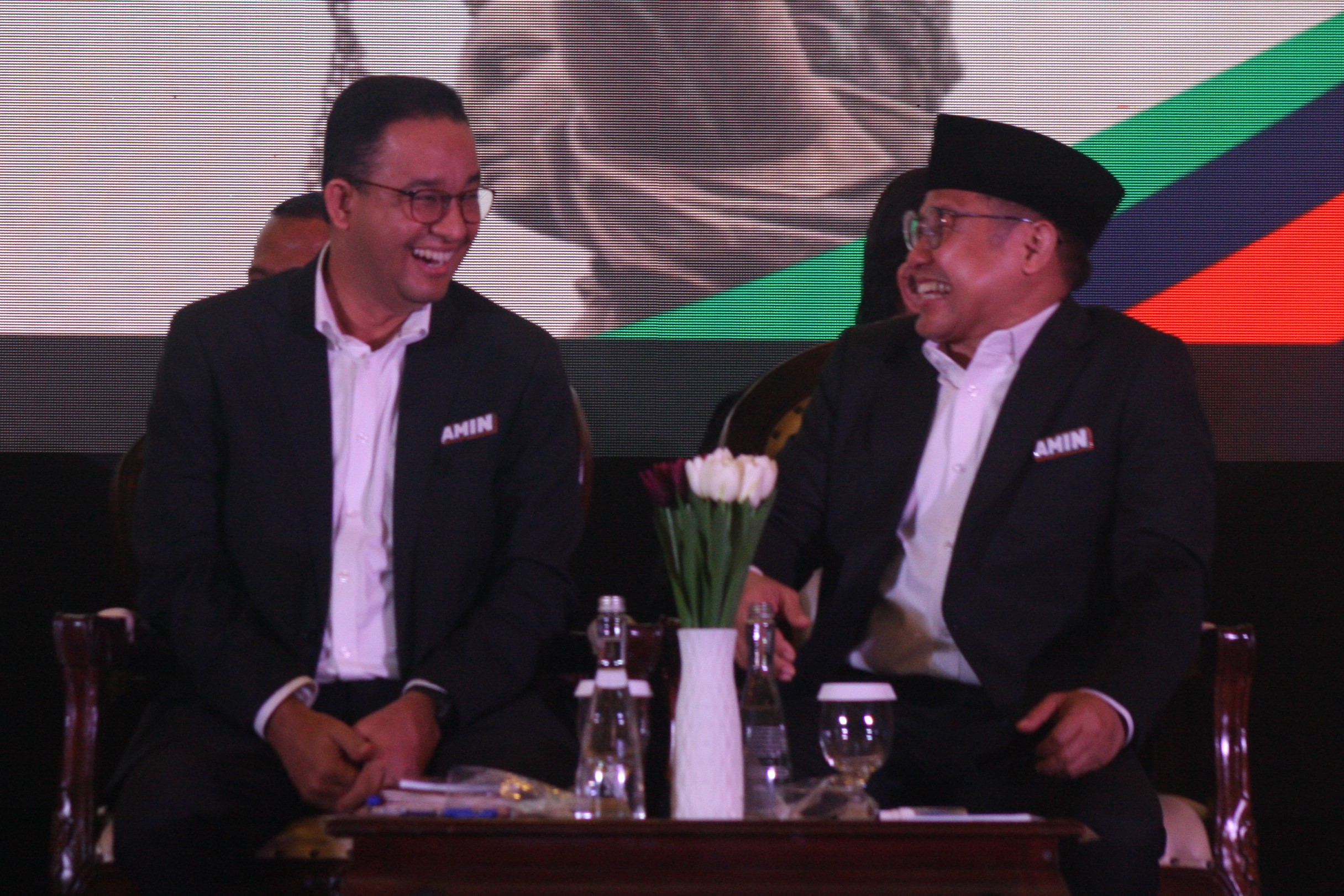 Calon presiden dan calon wakil presiden nomor urut satu (AMIN) Anies Baswedan (tengah), Muhaimin Iskandar alias Cak Imin (kanan)