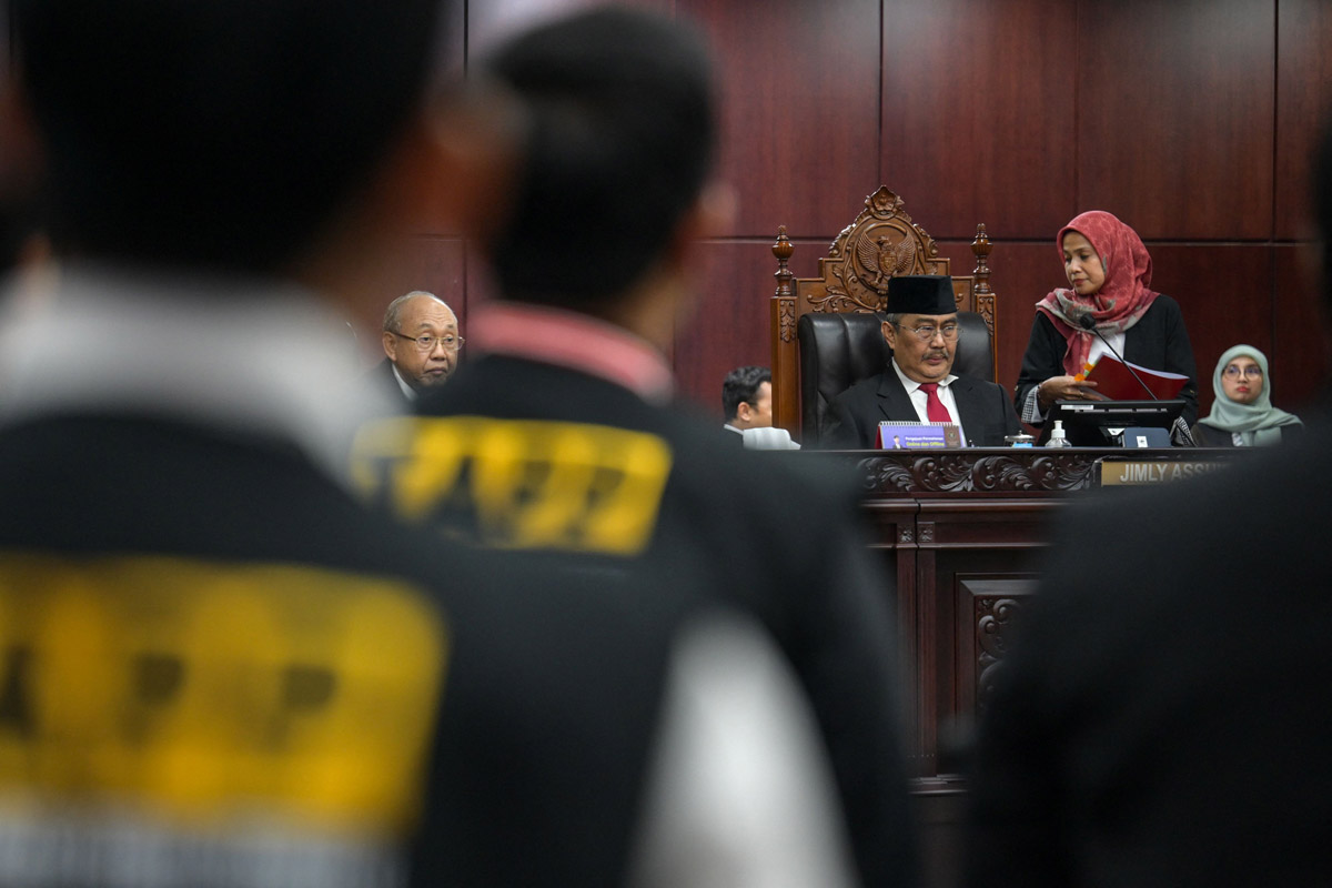 Ketua Umum Advokat Lingkar Nusantara (Lisan) Hendarsam Marantoko megnaku Dewan Etik MK belum merespon laporan mereka.