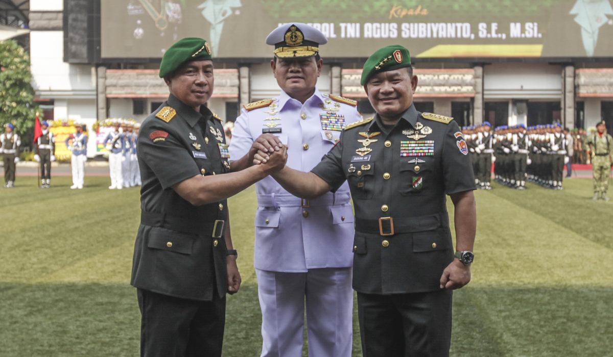 Panglima TNI Laksamana TNI Yudo Margono (tengah) bersama Kepala Staf Angkatan Darat (KSAD) Jenderal TNI Agus Subiyanto (kiri).